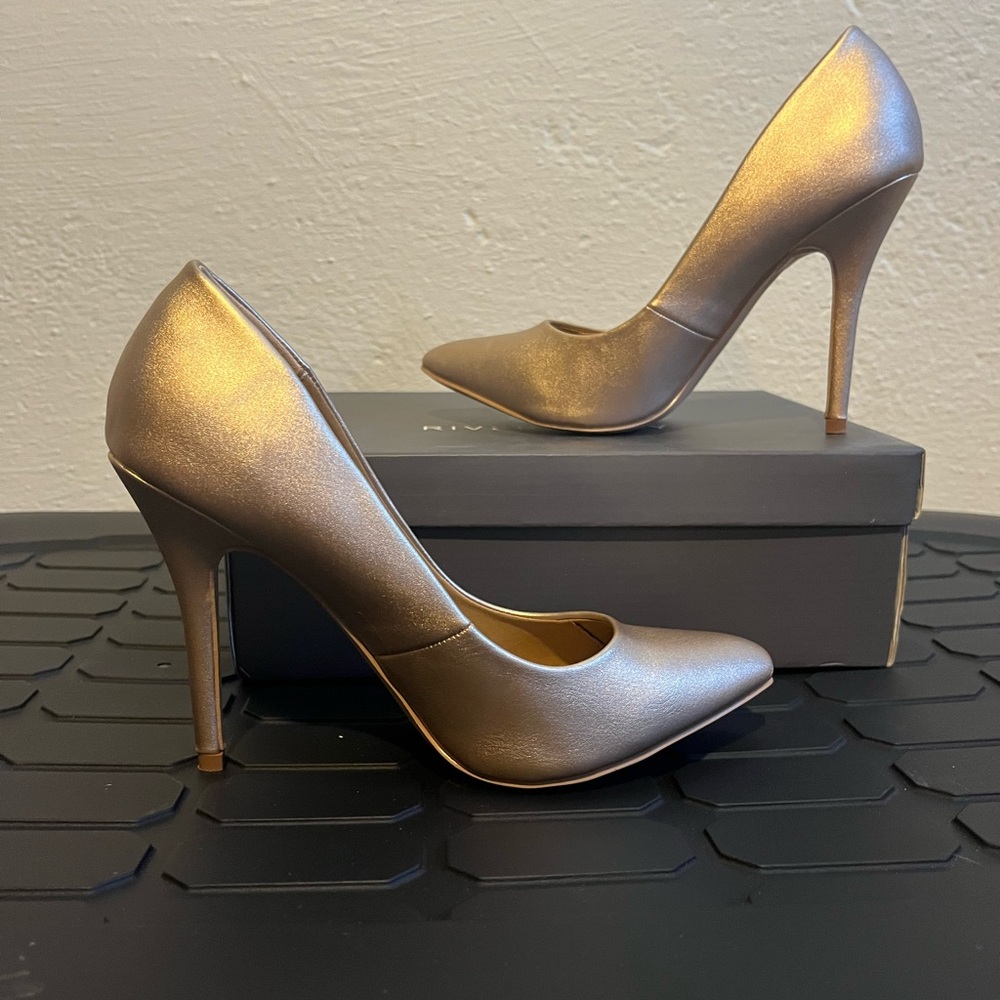 Riverberry champagne colored heels size 7